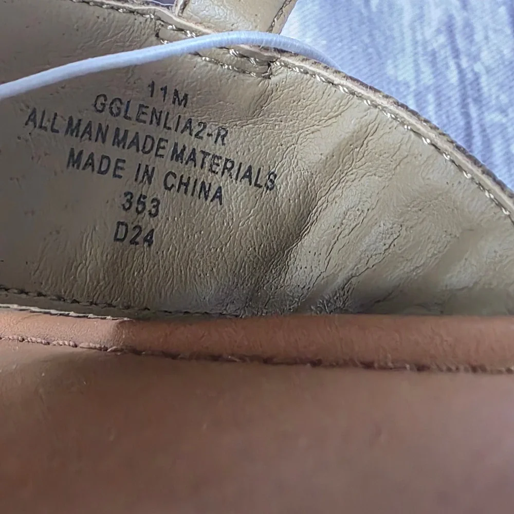 GBG‎ Los Angeles Women's Gold Tan Monogram Red Accent Thong Sandals Size 11M